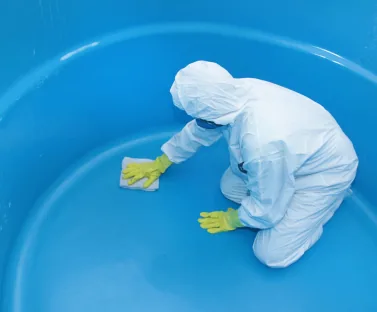 Escovação com produto adequado ao material